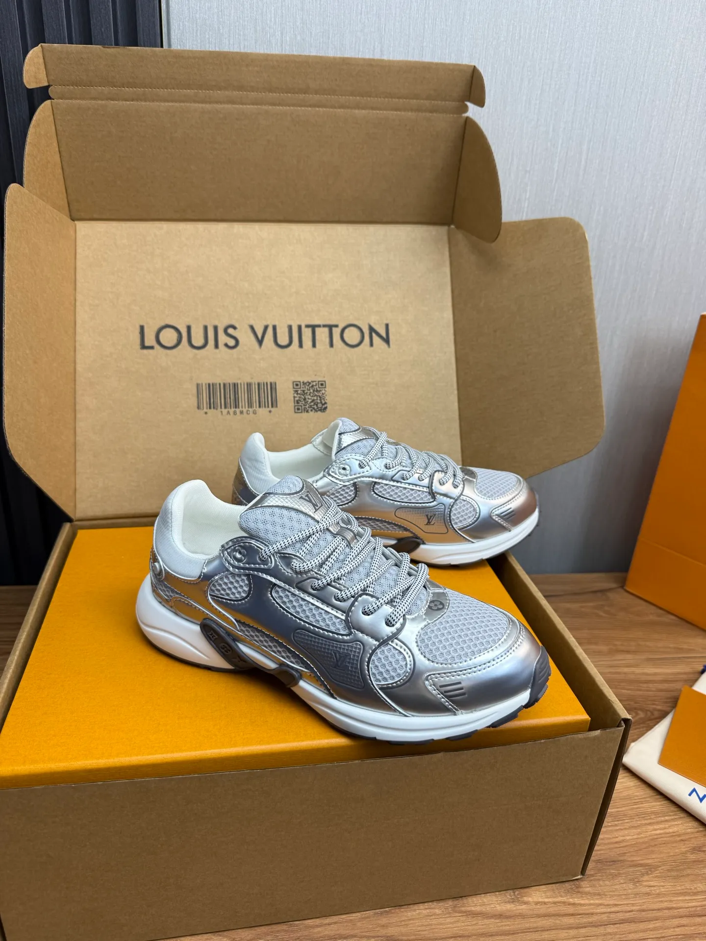 Men's shoes 💰600💰 🌈LV | Louis Vuitton 2025𝐬𝐬 🧡💚2025 spring and summer new style top version‼ ️The original version is the same. The counter specializes in the latest casual shoes. Hard goods are new🆕 🔥🔥🔥Top version: Couple model LV Louis Vuitton L House Donkey brand The latest Olympia series Couple model Silver Horn King Casual sneakers Running shoes This LV Olympia sneaker combines mesh fabric and metallic synthetic leather and other technical fabrics to reinterpret the classic running shoe design with a neat and simple design. Lightweight EVA outsole provides a stretchy fit. Rich details such as Monogram embossing and LV letters establish recognition. Exquisite packaging at the delivery counter 🛍📦 ▪️Fabrics: Original imported technical fabric + mesh ▪️Inner lining: Original customized breathable mesh ▪️Sole: Original molded rubber foam material ▪️Sole thickness: 3.5CM ▪️Size: 35--45 (customized for women 40 and men 45)
